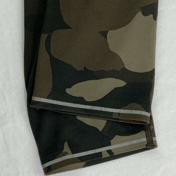 Athleta Ultimate Stash Pocket Camo 7/8 Tight SP Small Petite - Picture 12 of 12